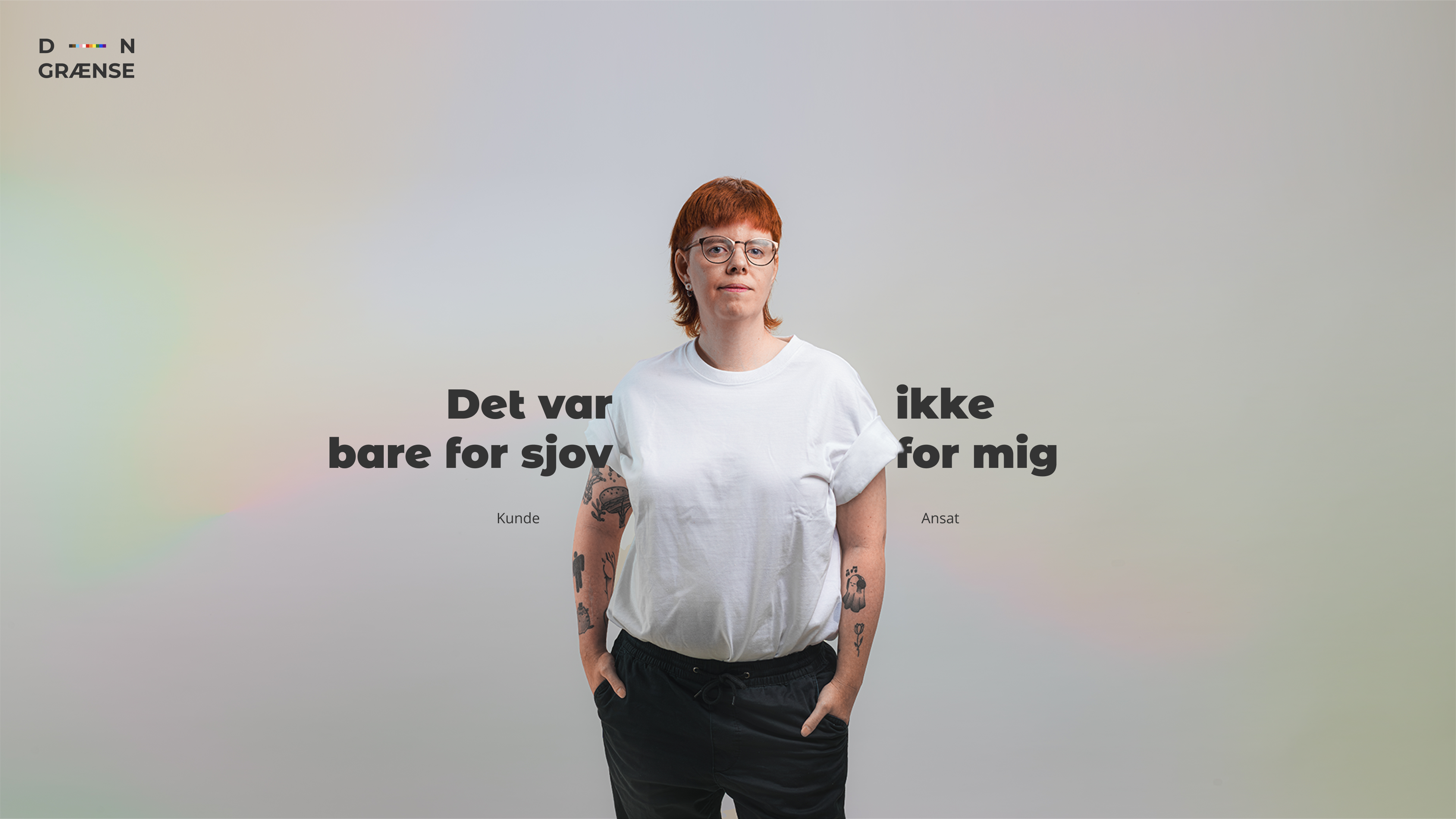 Julie står og kigger ind i kameraet. Tekst på billedet siger Kunde: Det var bare for sjov. Ansat: Ikke for mig.